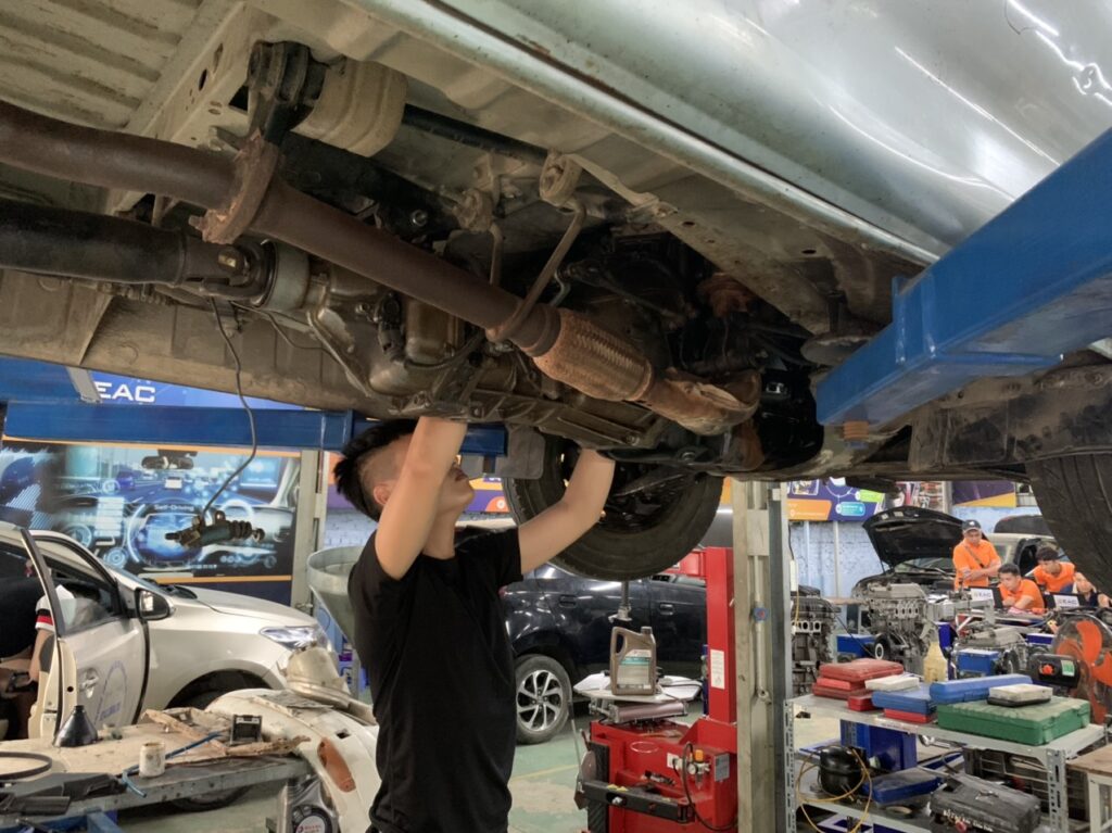 Học sửa chữa gầm máy ô tô, khóa sửa chữa ô tô cơ bản