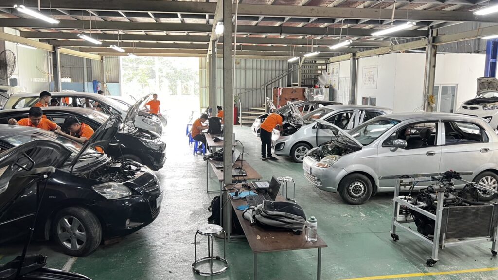 Xưởng dạy thực hành sửa chữa ô tô rộng rãi
