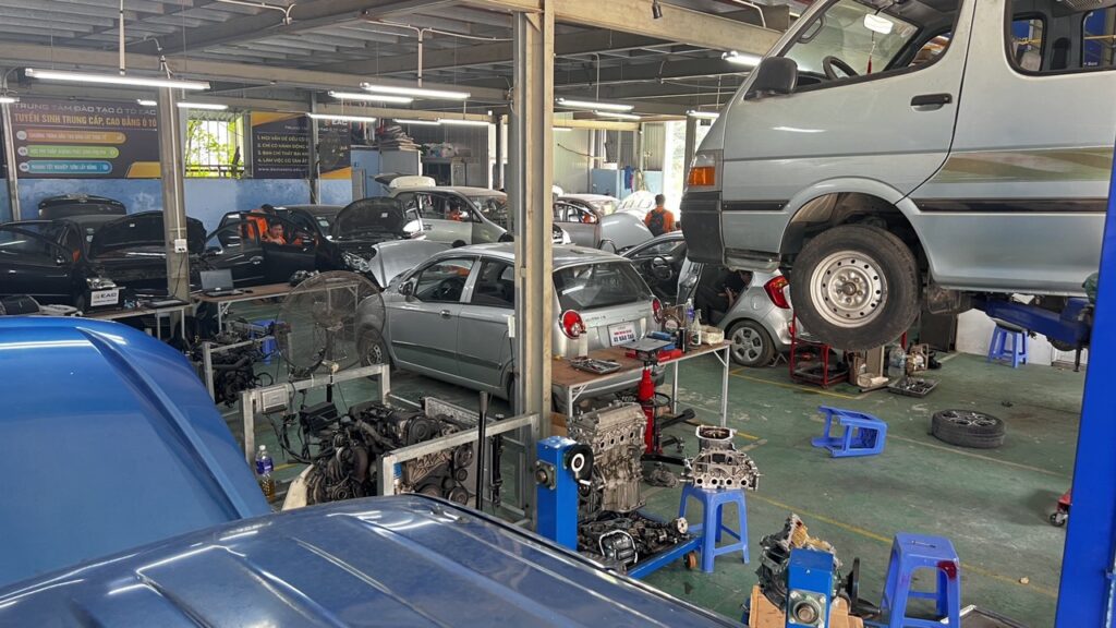 Thiết bị thực hành cho các học viên vừa học vừa làm được thực hành tối đa trên ô tô thật
