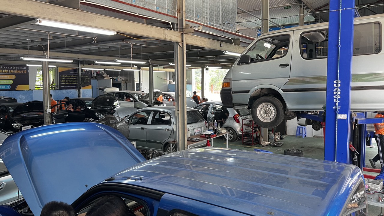 Thiết bị dạy nghề sửa chữa ô tô hiện đại