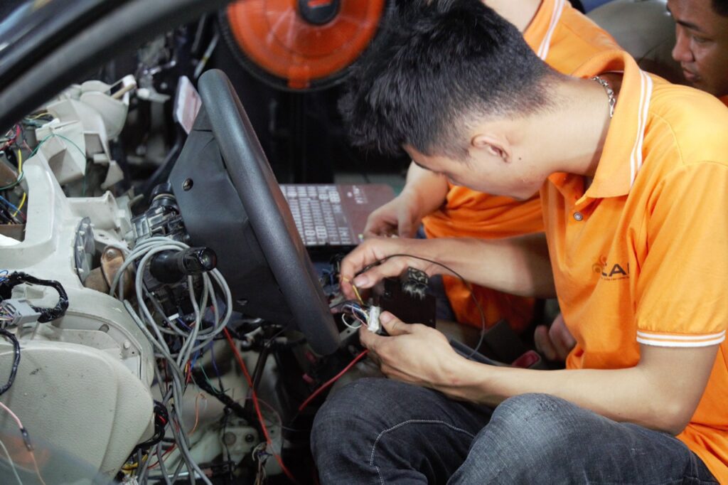 Học Nghề Sửa Chữa Ô Tô Là Học Những Gì? Ai Có Thể Tham Gia Học? | Trường Dạy Nghề EAC học sửa chữa điện ô tô
