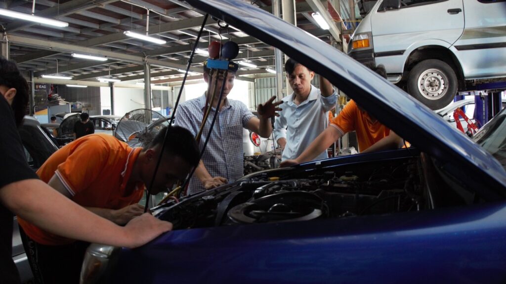 Các khóa học sửa chữa ô tô vừa học vừa làm tại EAC