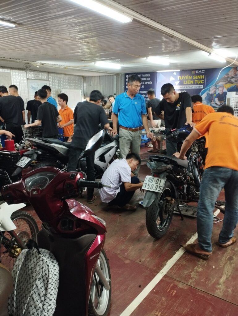 Học nghề sửa chữa xe máy tại EAC