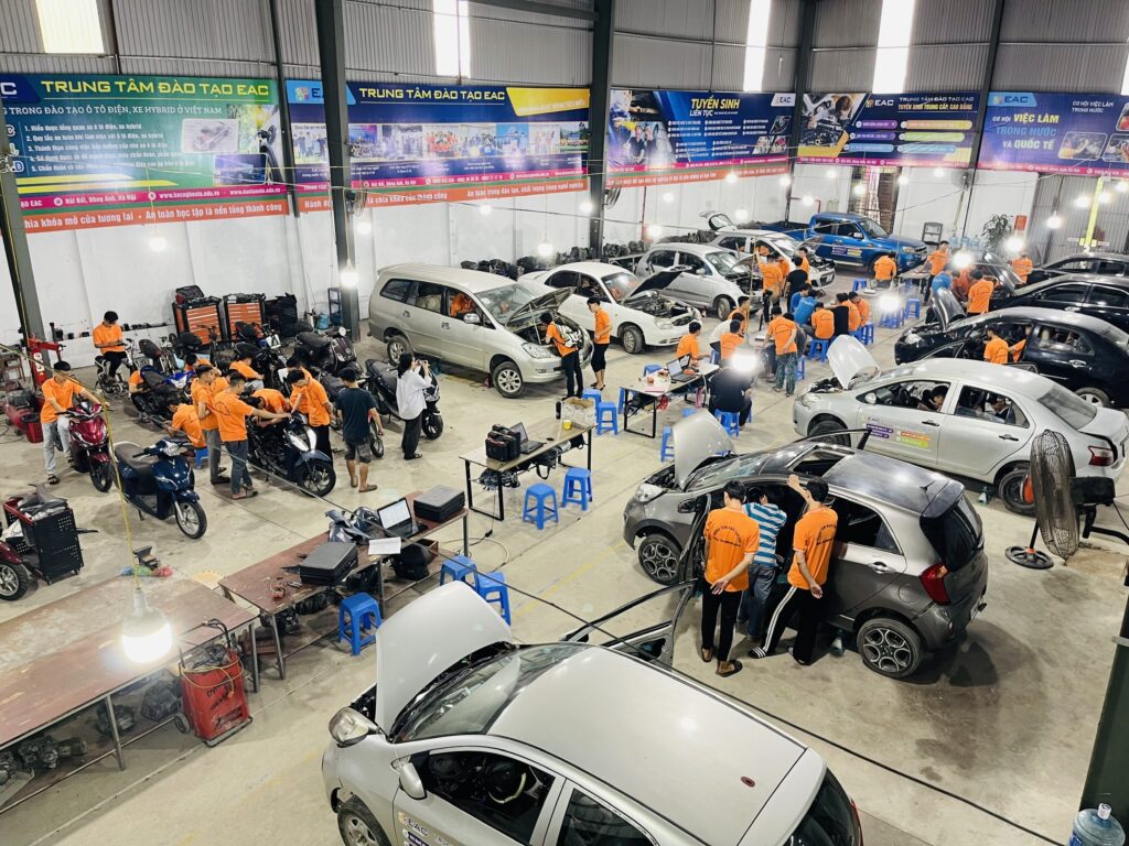Học Trực Tiếp Trên Xe Ô Tô Cùng Chuyên Gia – Xưởng Thực Hành Lớn Nhất – Hiện Đại Nhất Miền Bắc