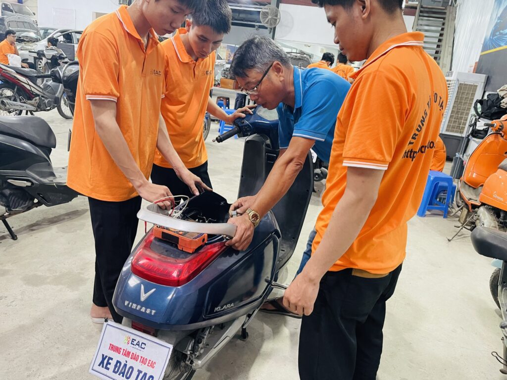 Học sửa xe điện VinFast – Cơ hội nghề nghiệp bứt phá thu nhập | Trường Dạy Nghề EAC