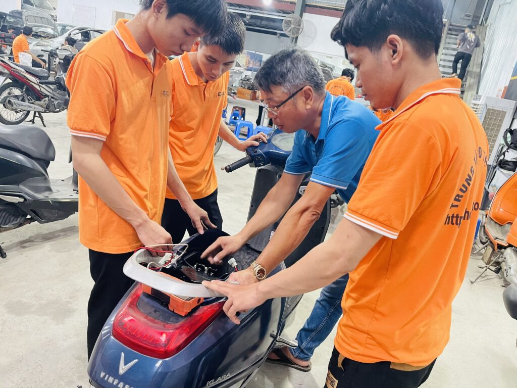 Không Học Đại Học? Hãy Học Sửa Xe Máy Điện – Ngành “Vàng” Đón Đầu Tương Lai | Trường Dạy Nghề EAC