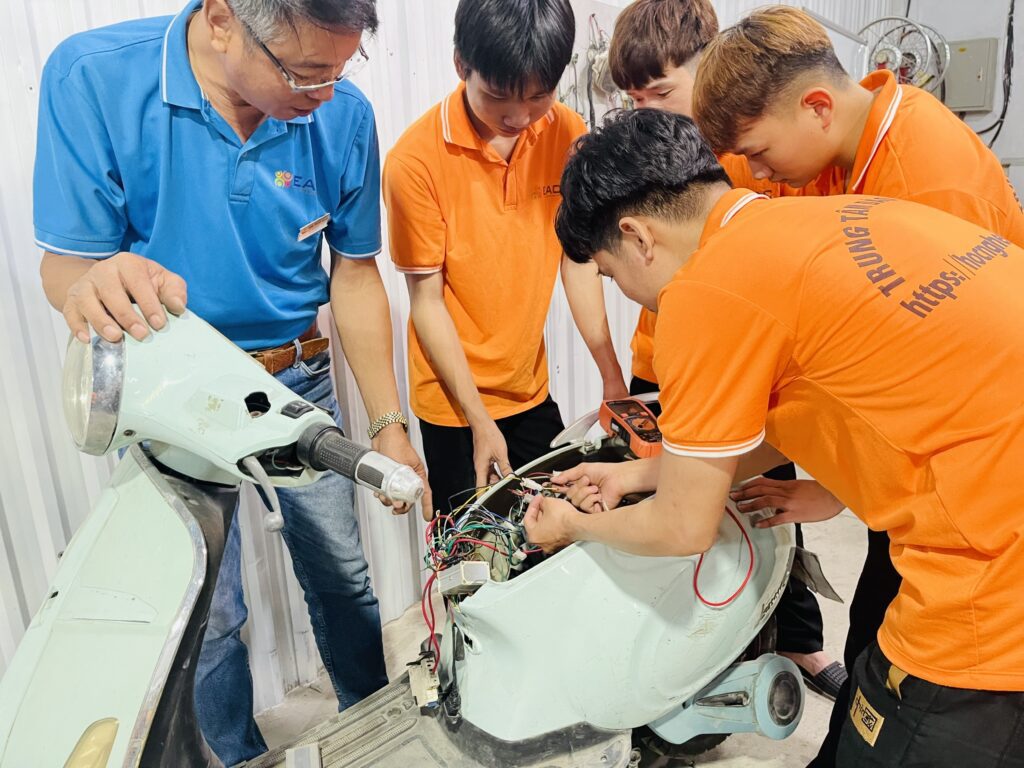 học sửa xe máy điện tại trung tâm EAC