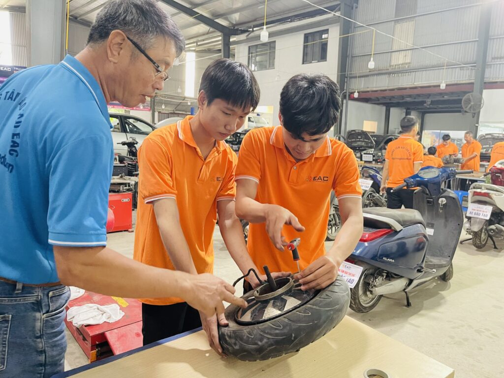 KHOÁ HỌC SỬA CHỮA XE MÁY ĐIỆN, XE ĐẠP ĐIỆN | Trường Dạy Nghề EAC Kiến Thức Cơ Bản Về Xe Điện & Xe Đạp Điện