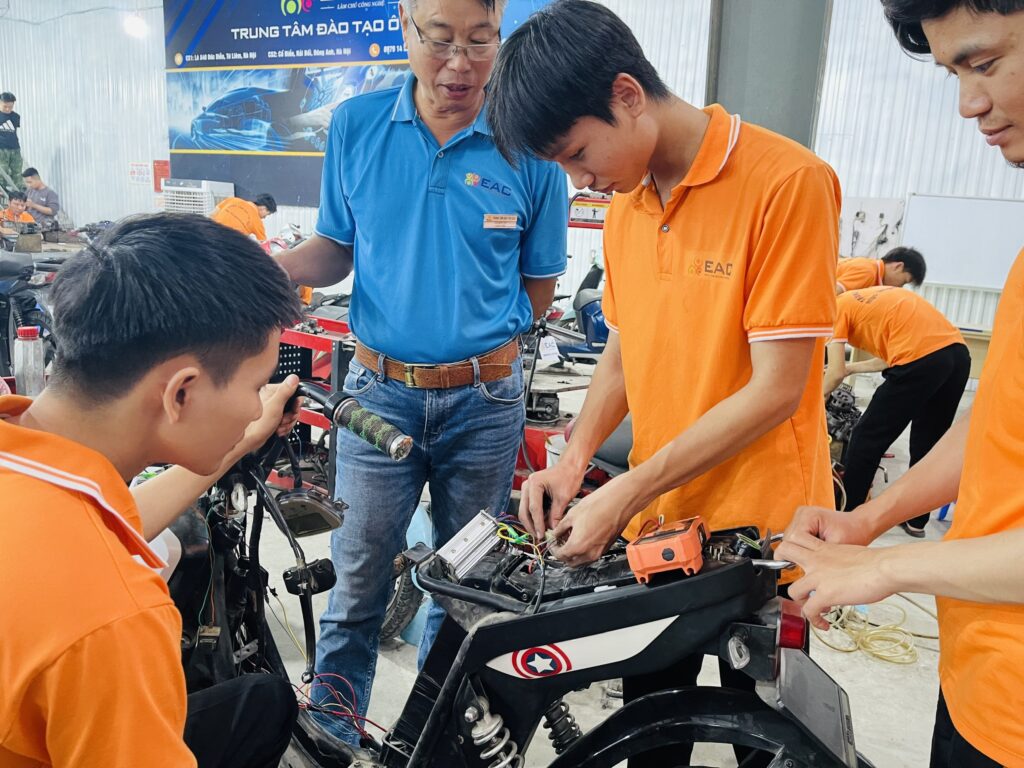 Học sửa xe điện VinFast – Cơ hội nghề nghiệp bứt phá thu nhập | Trường Dạy Nghề EAC
