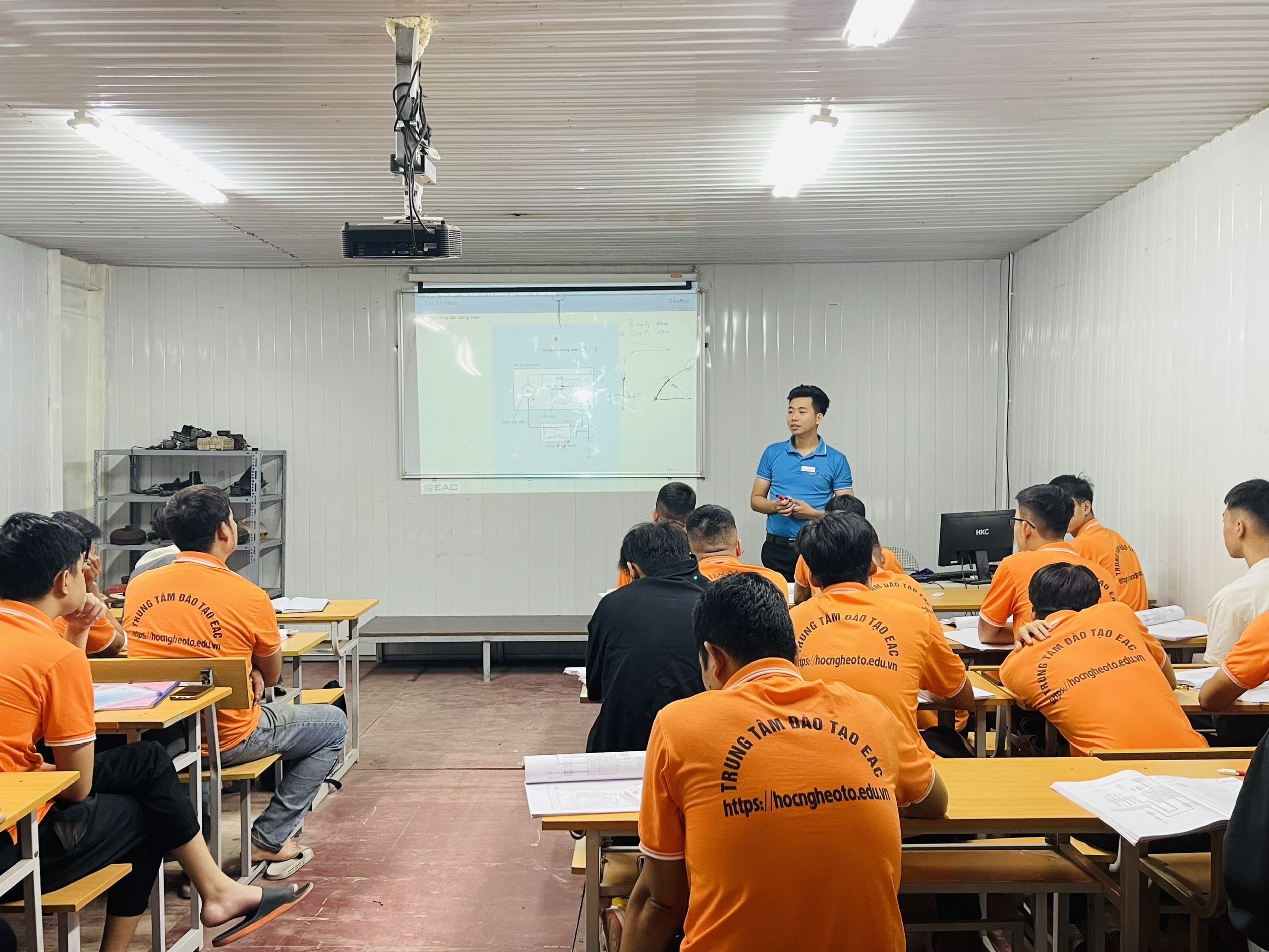 KHÓA HỌC NGHỀ SỬA CHỮA Ô TÔ TOÀN DIỆN | Trường Dạy Nghề EAC