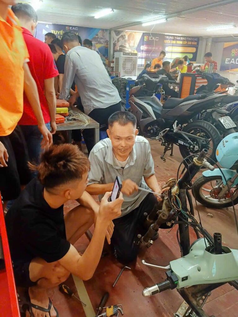 Học nghề sửa chữa xe máy cần chăm chỉ yêu nghề