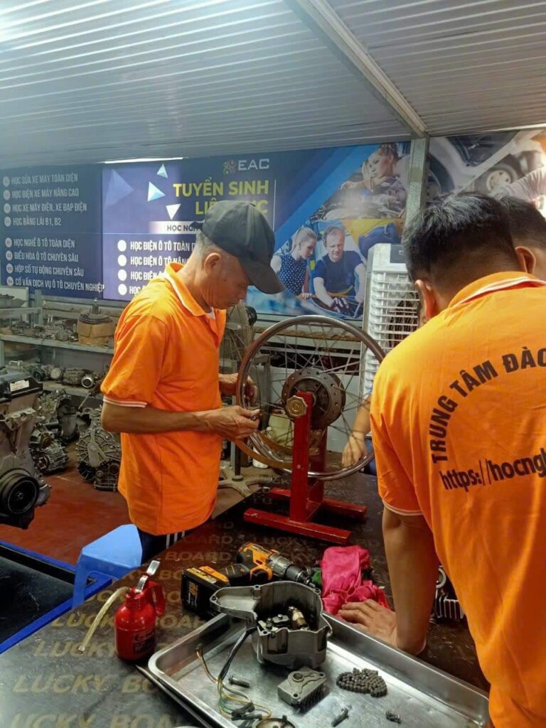 Học nghề sửa chữa xe máy cần só sức khỏe tốt