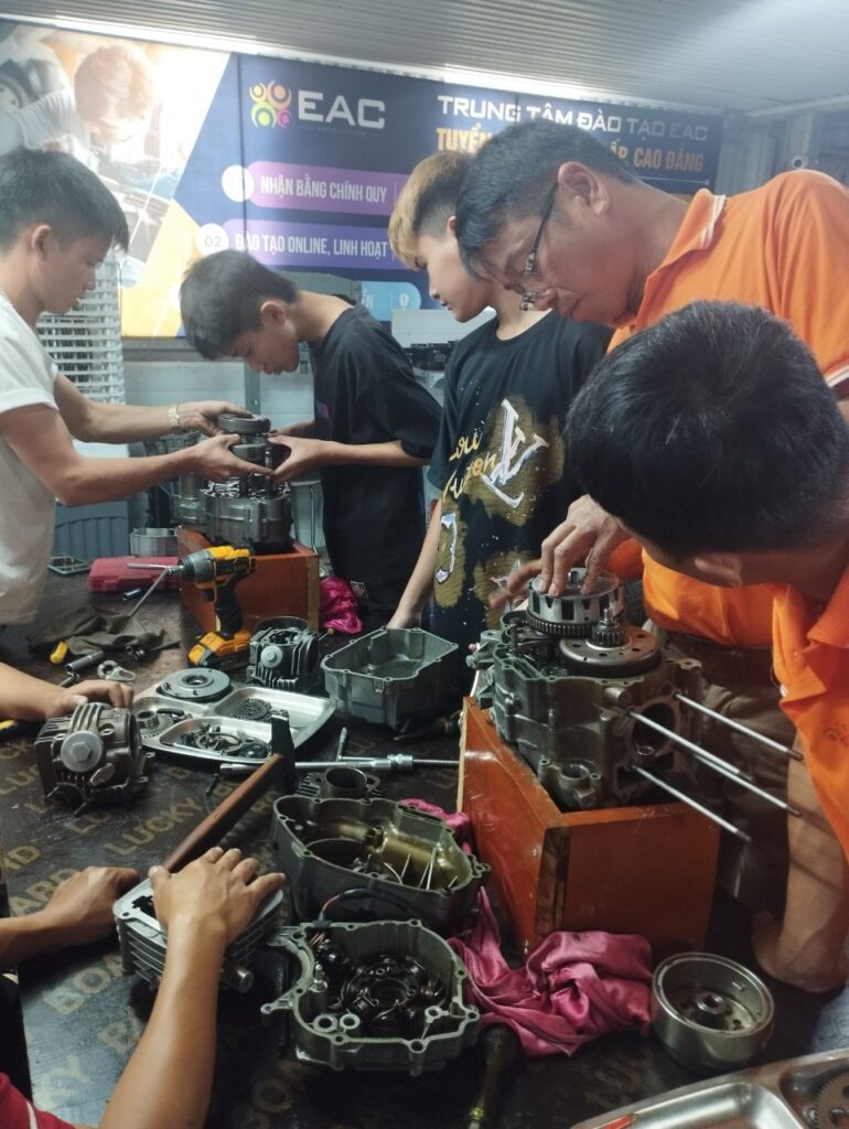 Học nghề sửa chữa xe máy làmvề máy, hộp sô