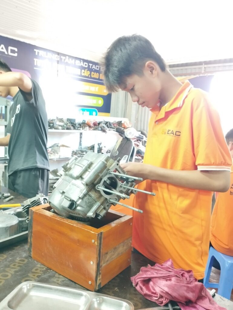 Trên 14 tuổi có thể học nghề sửa chữa xe máy