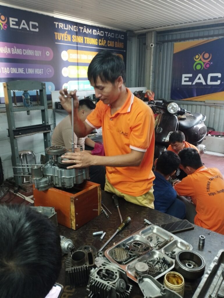 Học viên làm việc với máy, hộp số