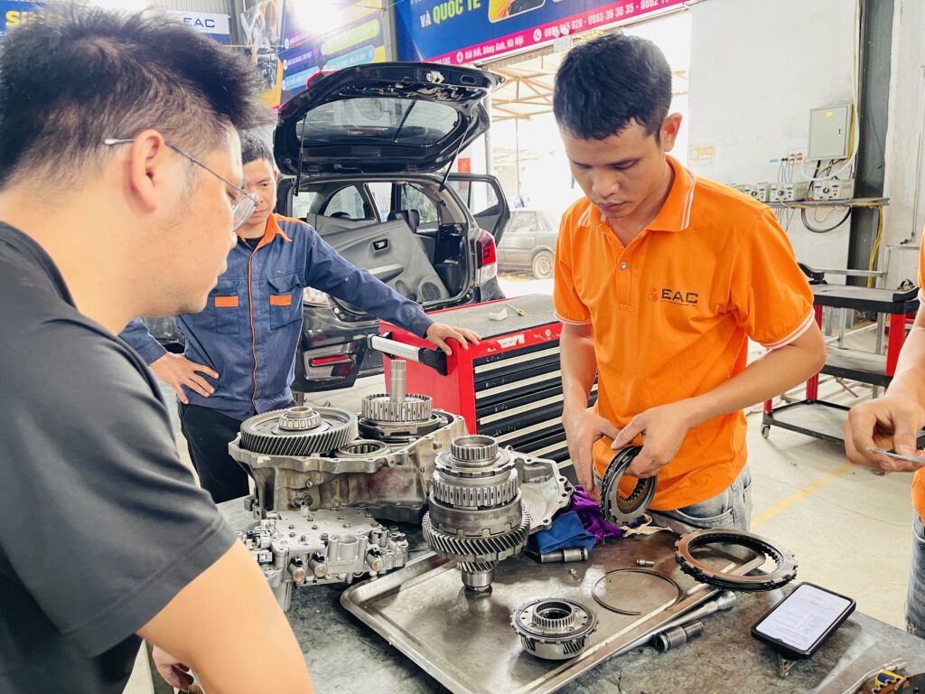 KHÓA HỌC HỘP SỐ TỰ ĐỘNG CHUYÊN SÂU | Trường Dạy Nghề EAC Kỹ năng kiểm tra các chi tiết hư hỏng của hộp ssoo tự động