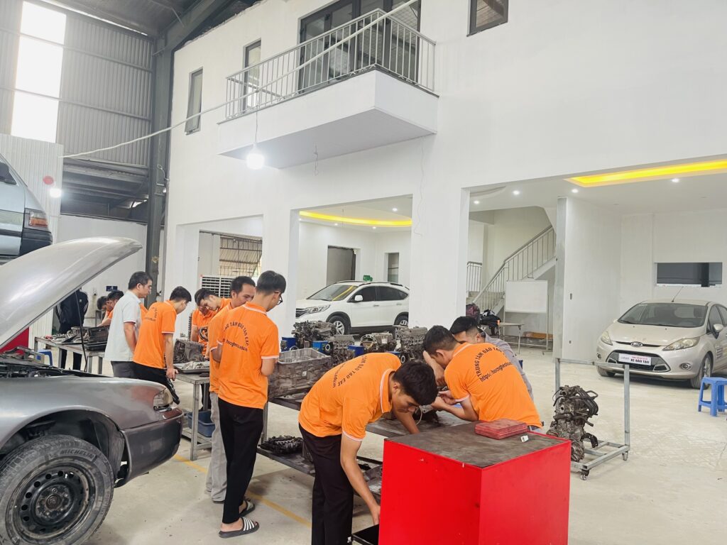 KHÓA HỌC HỘP SỐ TỰ ĐỘNG CHUYÊN SÂU | Trường Dạy Nghề EAC z6310531920142_4cee484ea3370b8bb76d0779c5938499-1024x768