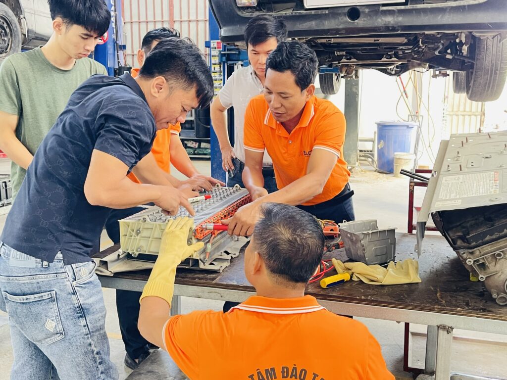 HỌC NGHỀ SỬA CHỮA Ô TÔ NÊN HỌC Ở ĐÂU? | Trường Dạy Nghề EAC