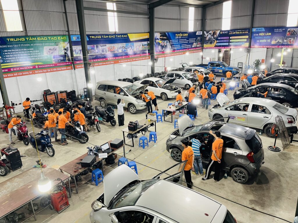 Có nên học nghề sửa chữa ô tô ngoài gara không? | Trường Dạy Nghề EAC