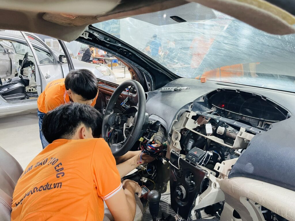 HỌC NGHỀ Ô TÔ CÓ KHÓ KHÔNG? Giải đáp chi tiết cho người mới bắt đầu | Trường Dạy Nghề EAC