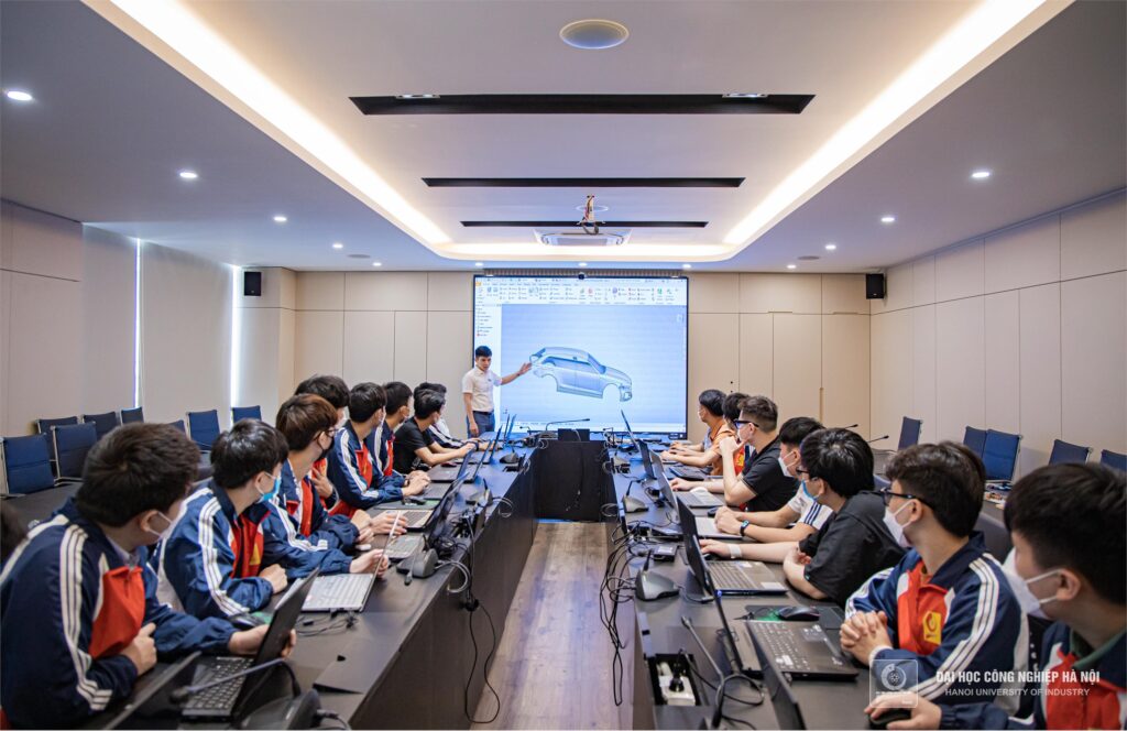 Sinh viên ĐH Công Nghiệp Hà Nội trong giờ học thực hành ô tô