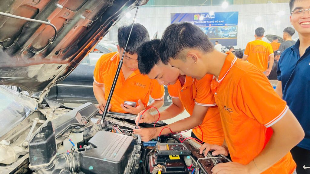 Học viên thực hành sửa chữa hệ thống điện ô tô tại trung tâm đào tạo EAC