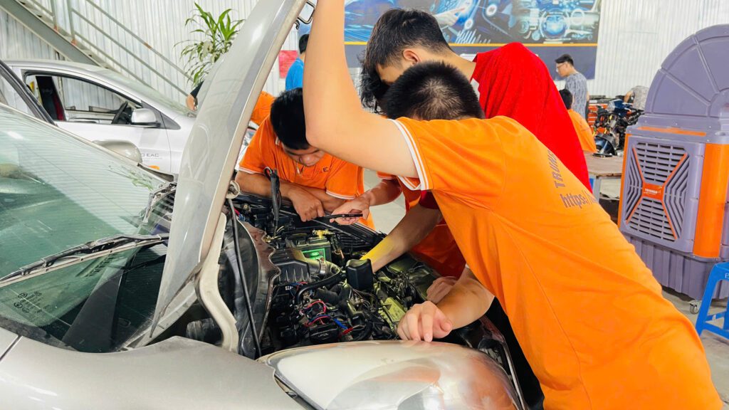 Học viên học nghề điện ô tô tại trung tâm đào tạo EAC