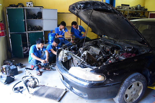 học nghề điện ô tô tại gara