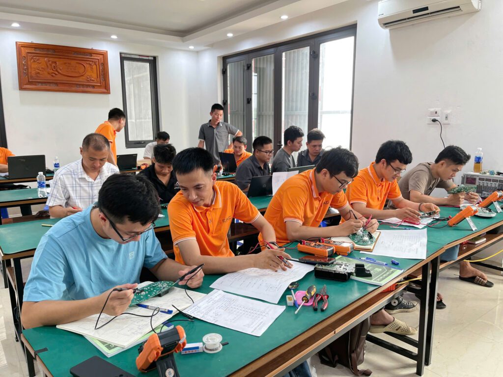 Học điện ô tô từ cơ bản tới nâng cao là học những gì? | Trường Dạy Nghề EAC