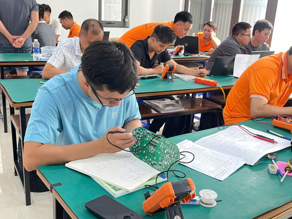 Hệ Thống Điện Ô Tô Truyền Thống Và Hiện Đại: Sự Khác Biệt Là Gì? | Trường Dạy Nghề EAC