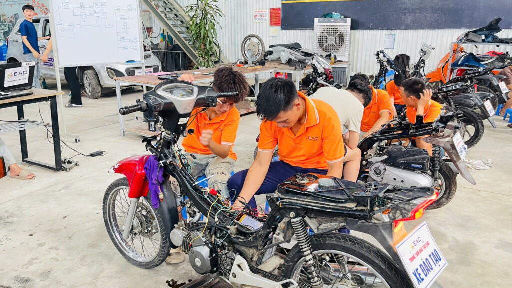 Nên học sửa xe máy ở trung tâm dạy nghề hay học từ thợ? – Phân tích & Lời khuyên từ chuyên gia | Trường Dạy Nghề EAC