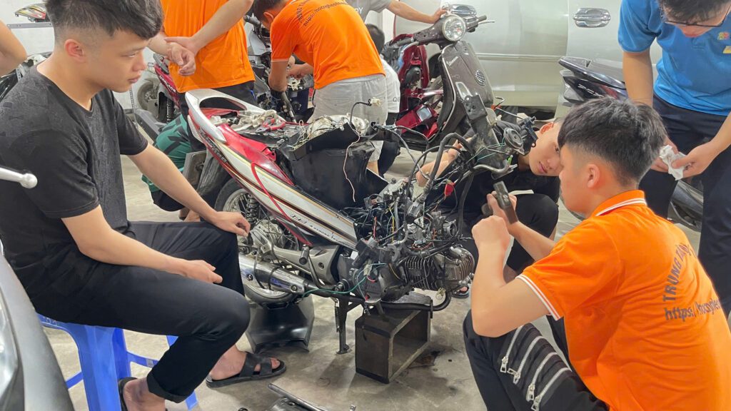 Học viên đang thực hành sửa xe số tại EAC
