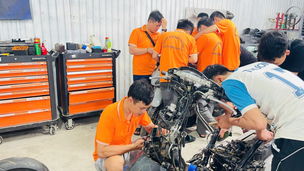 Học sửa xe máy có khó không? Câu hỏi của hàng ngàn người trẻ đang tìm hướng đi nghề nghiệp ổn định | Trường Dạy Nghề EAC Hoc-vien-thuc-hanh-phan-dien-tai-EAC-1024x576