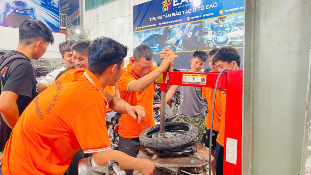 Học sửa xe máy có khó không? Câu hỏi của hàng ngàn người trẻ đang tìm hướng đi nghề nghiệp ổn định | Trường Dạy Nghề EAC Hoc-vien-thuc-hanh-ra-vao-lop-xe-may-tai-EAC-1024x576
