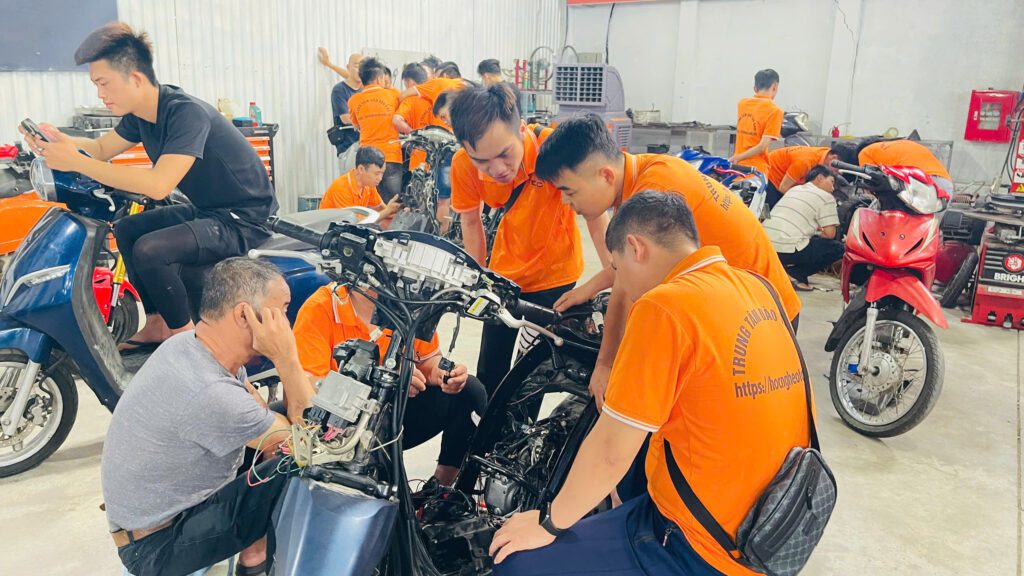 Không Học Đại Học? Hãy Học Sửa Xe Máy Điện – Ngành “Vàng” Đón Đầu Tương Lai | Trường Dạy Nghề EAC