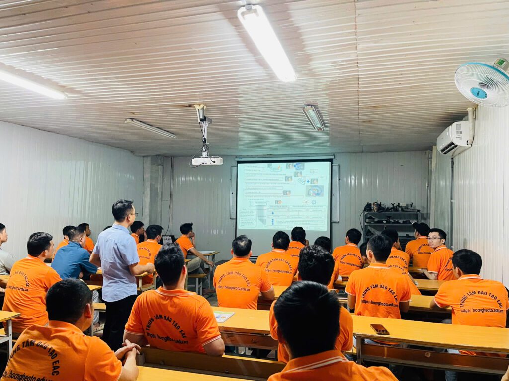 Học viên xe máy học lý thuyết với chuyên gia Honda tại EAC