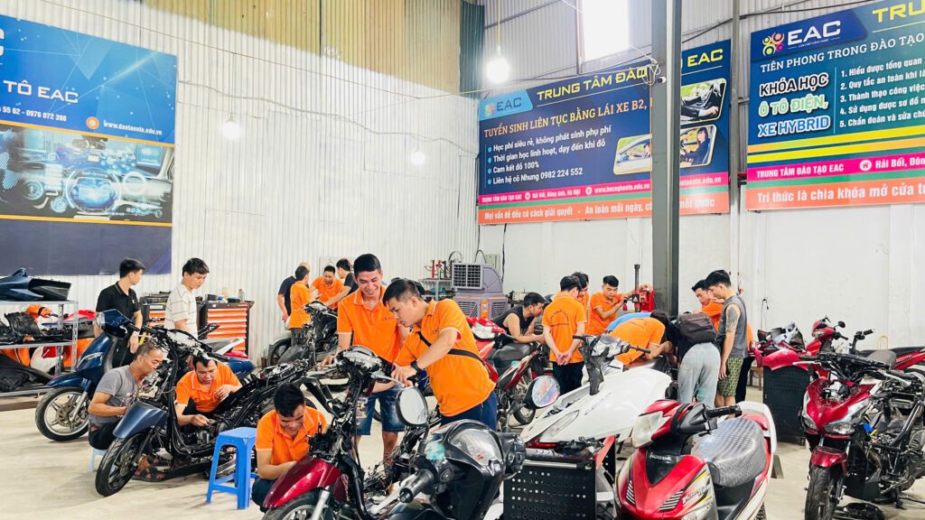 Học sửa xe máy có khó không? Câu hỏi của hàng ngàn người trẻ đang tìm hướng đi nghề nghiệp ổn định | Trường Dạy Nghề EAC Lop-hoc-sua-xe-may-chuyen-nghiep-o-Ha-Noi-1024x576