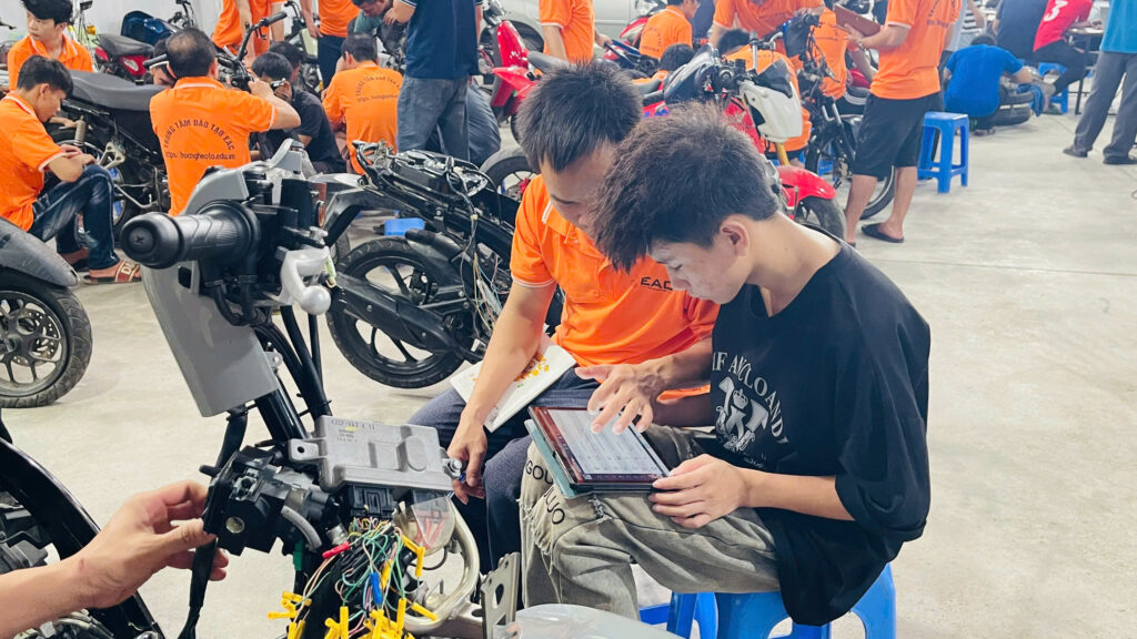 học viên học nghề sửa xe máy tại trung tâm