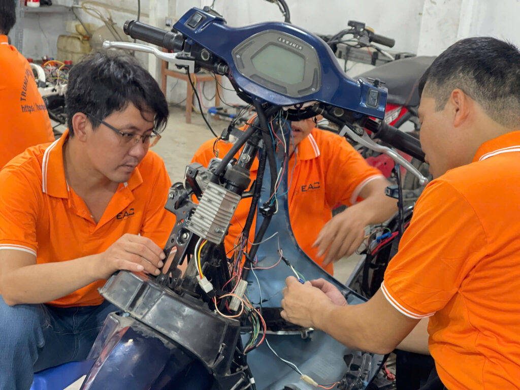 Có Nên Học Nghề Sửa Xe Máy Năm 2025? Phân Tích Cơ Hội, Thách Thức và Lộ Trình Thành Công | Trường Dạy Nghề EAC