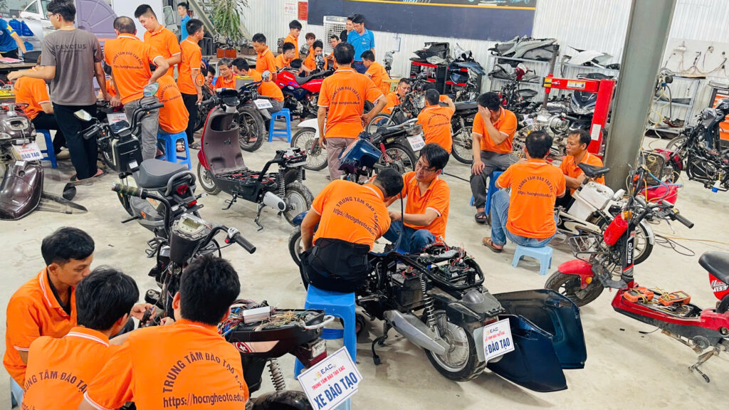 Có Nên Học Nghề Sửa Xe Máy Năm 2025? Phân Tích Cơ Hội, Thách Thức và Lộ Trình Thành Công | Trường Dạy Nghề EAC