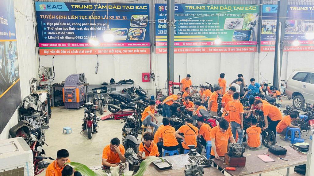 học viên học nghề sửa xe máy tại trung tâm EAC