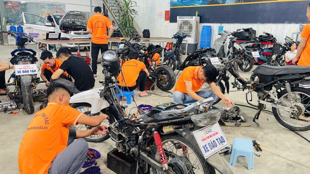 Thực hành học nghề sửa chữa xe máy tại EAC