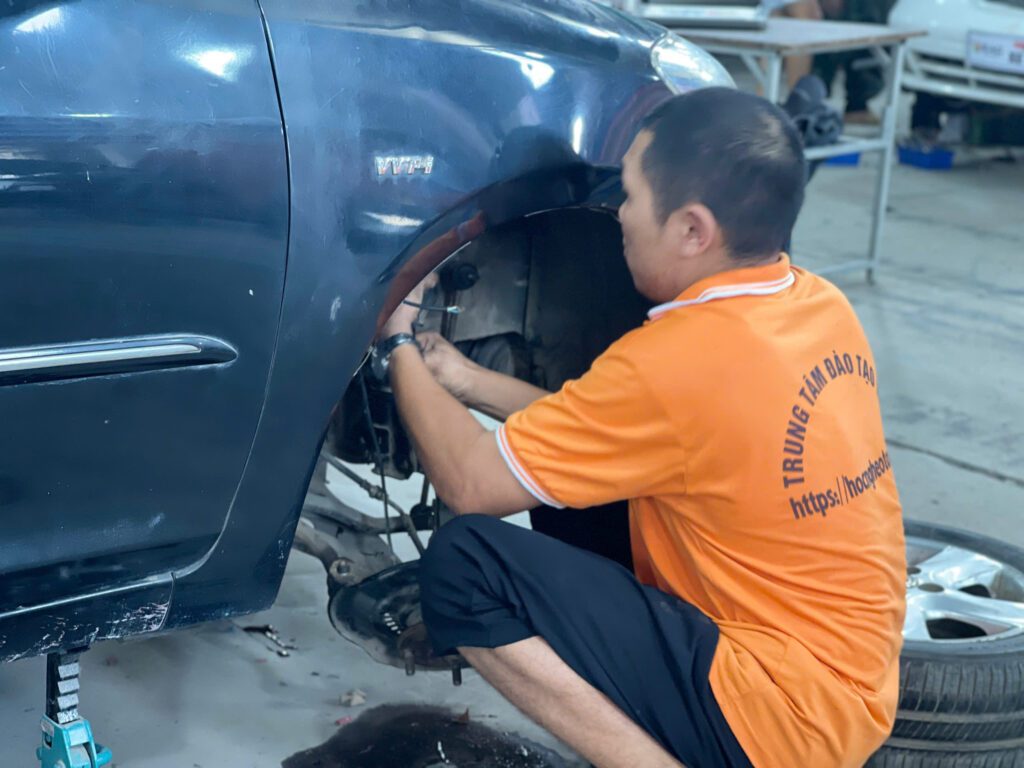  Khóa học Học sửa xe ô tô tại EAC – Học thực hành, cập nhật kỹ thuật ô tô mới” | Trường Dạy Nghề EAC