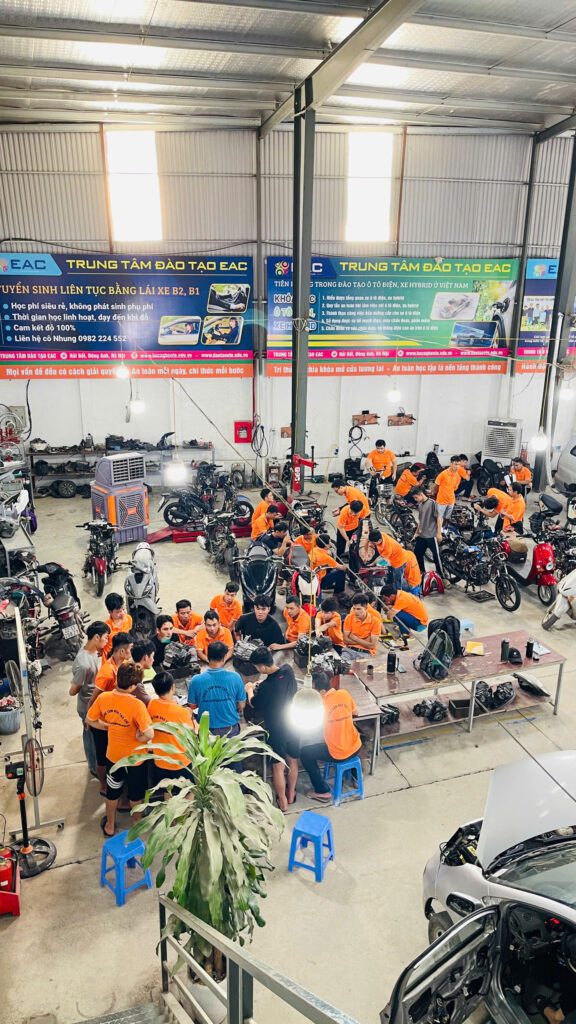 Học sửa chữa xe máy điện VinFast tại EAC có gì đặc biệt? | Trường Dạy Nghề EAC