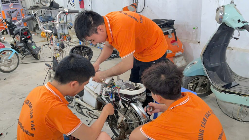 Học Sửa Xe Đạp Điện - Xe Máy Điện Có Khó Không? Mất Bao Lâu Và Có Cần Giỏi Về Điện? | Trường Dạy Nghề EAC