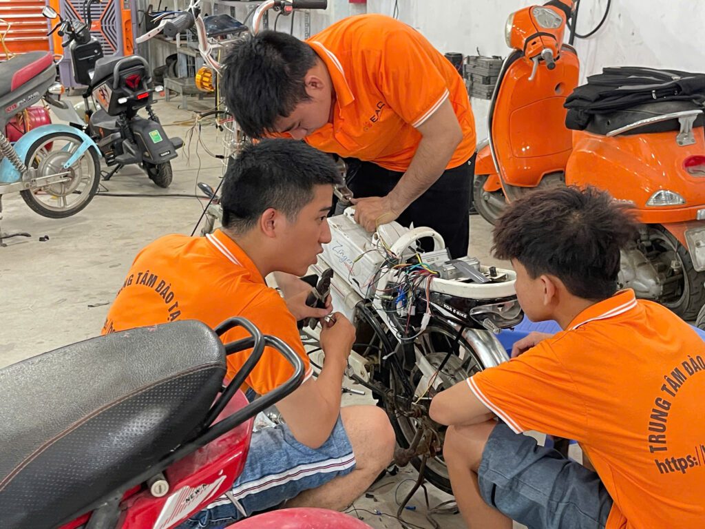 Học Sửa Xe Đạp Điện - Xe Máy Điện Có Khó Không? Mất Bao Lâu Và Có Cần Giỏi Về Điện? | Trường Dạy Nghề EAC