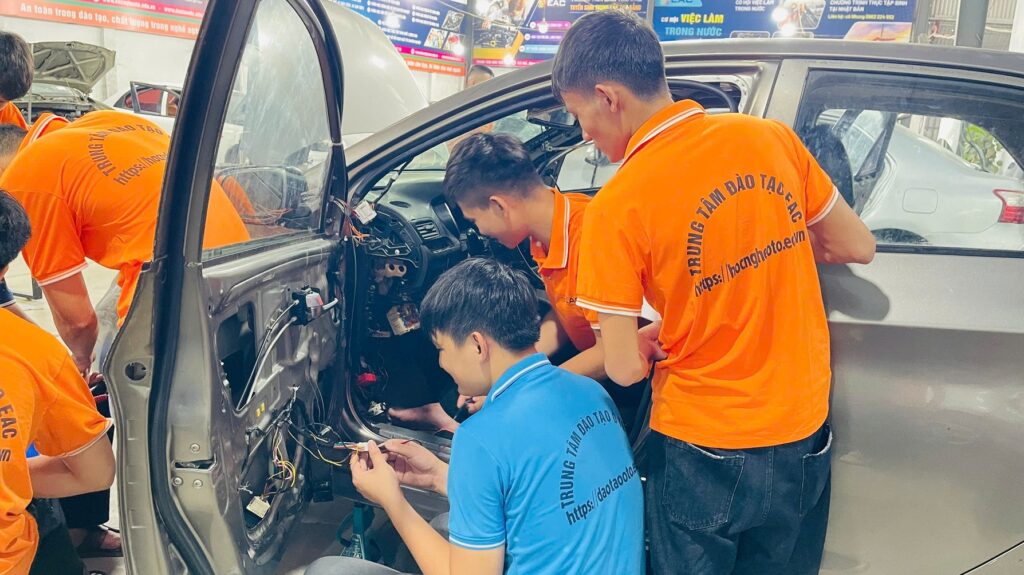 Nghề sửa chữa điện ô tô