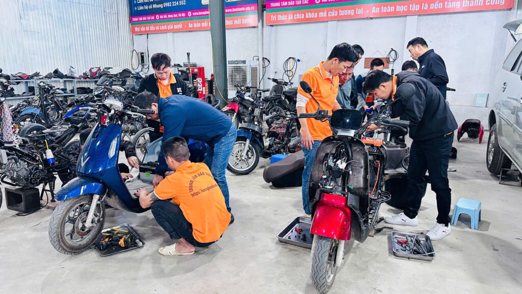 Nghề sửa chữa xe máy điện